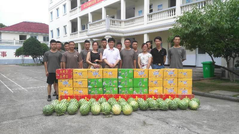 連續(xù)擁軍18年，情系軍營(yíng)譜寫(xiě)軍民魚(yú)水情.jpg